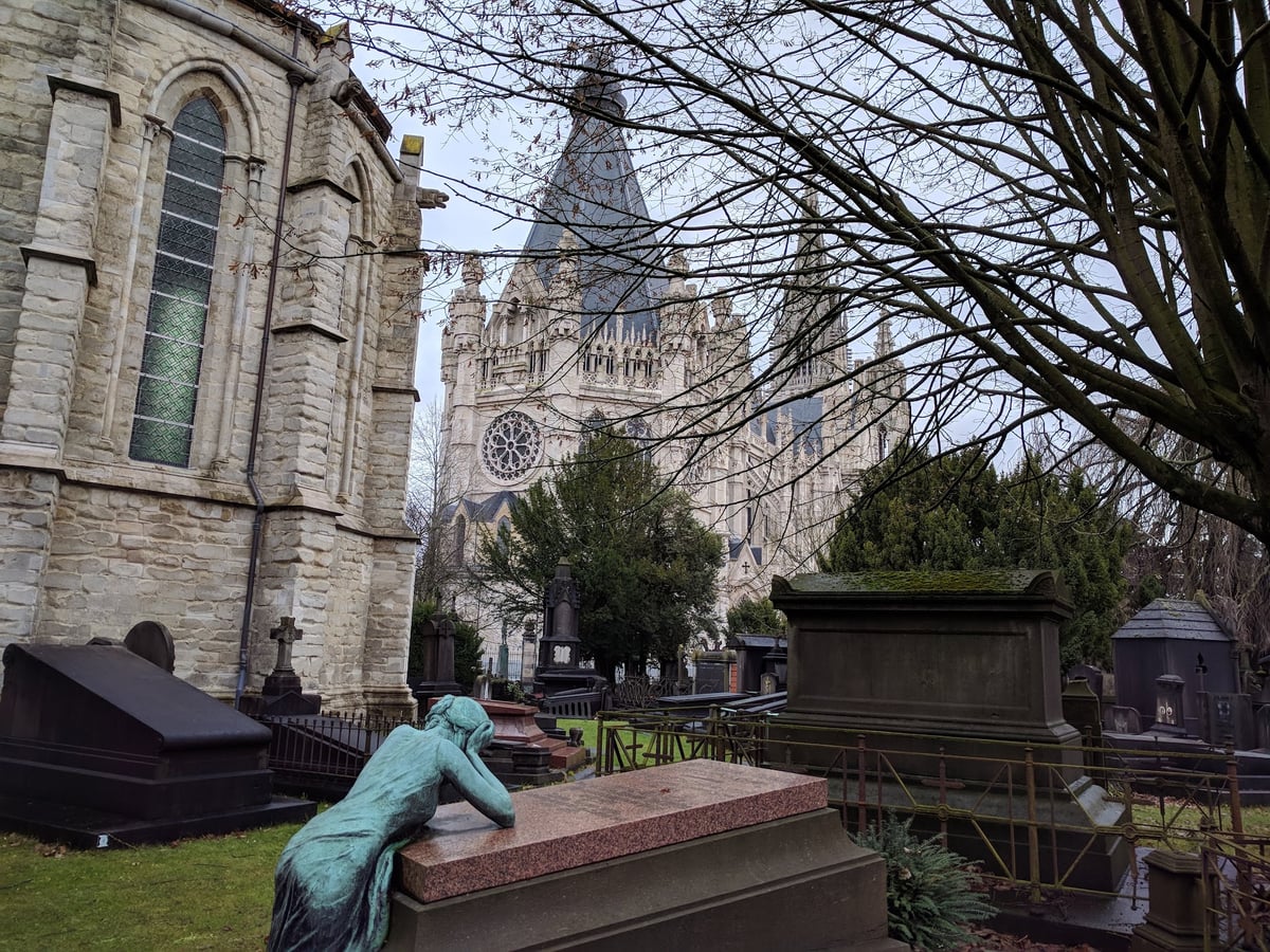 Mausoleos neogóticos del Cementerio de Laeken entre árboles de invierno