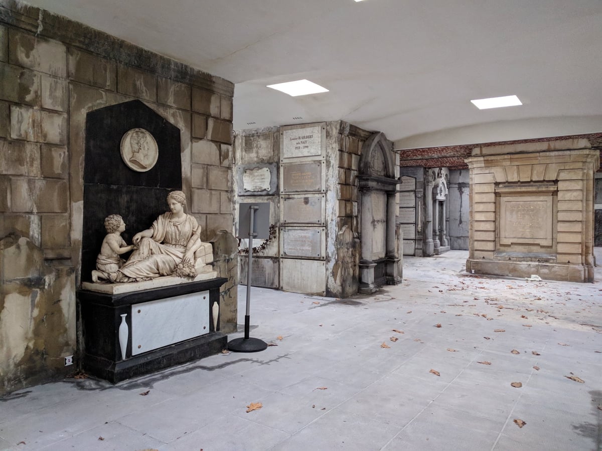 Ángel de mármol sobre una tumba del Cementerio de Laeken