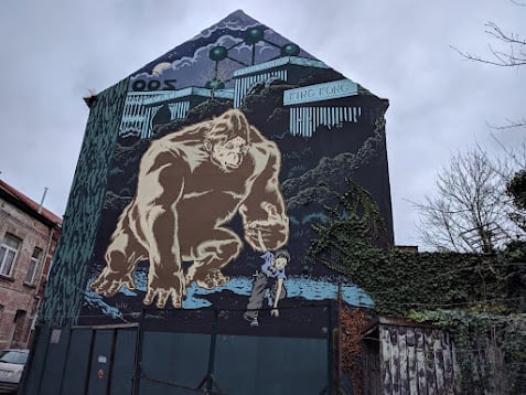Mural de cómic pintado en la fachada de un edificio del centro de Bruselas