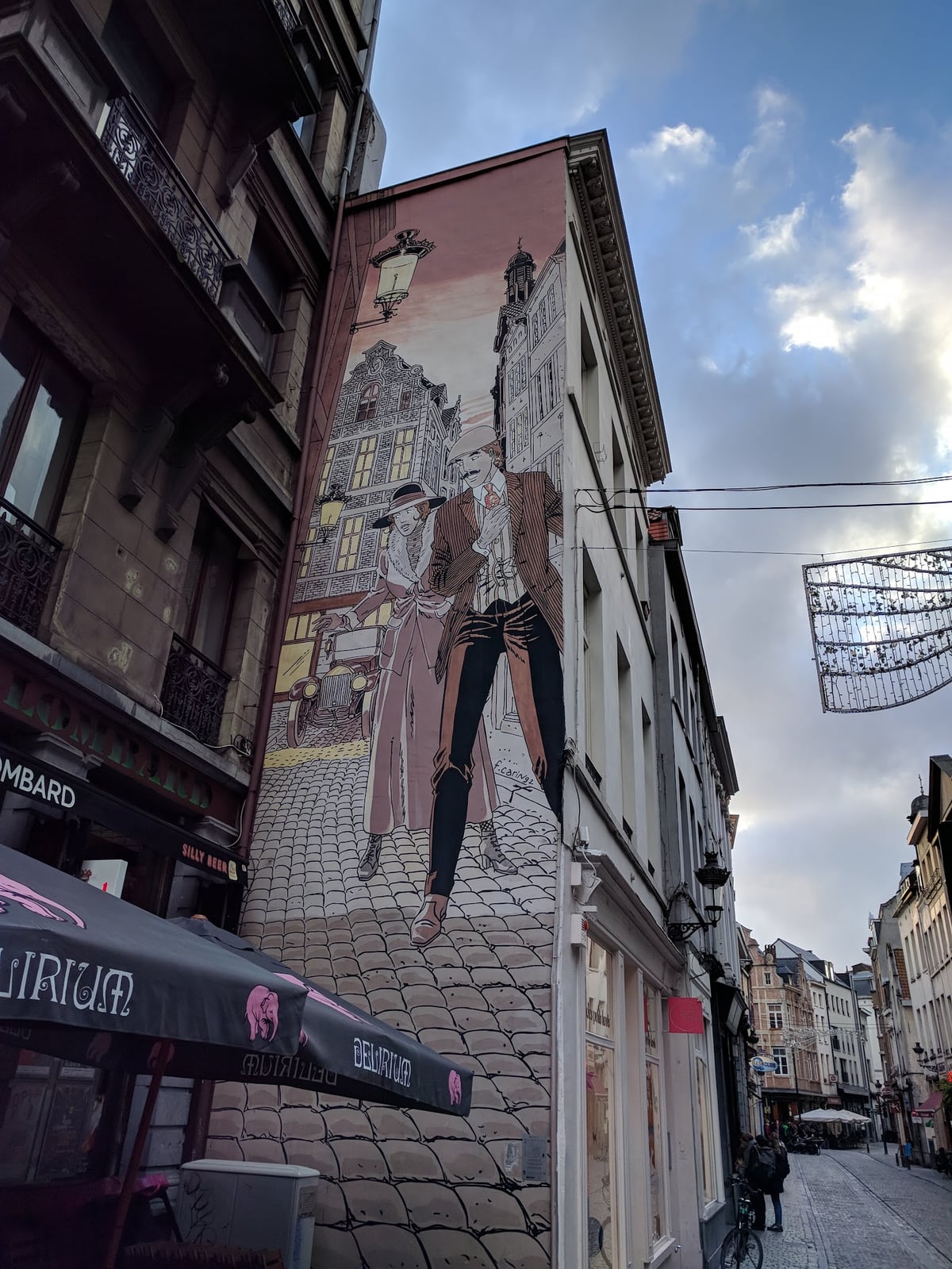 Fachada pintada con un mural de historieta en las Marolles