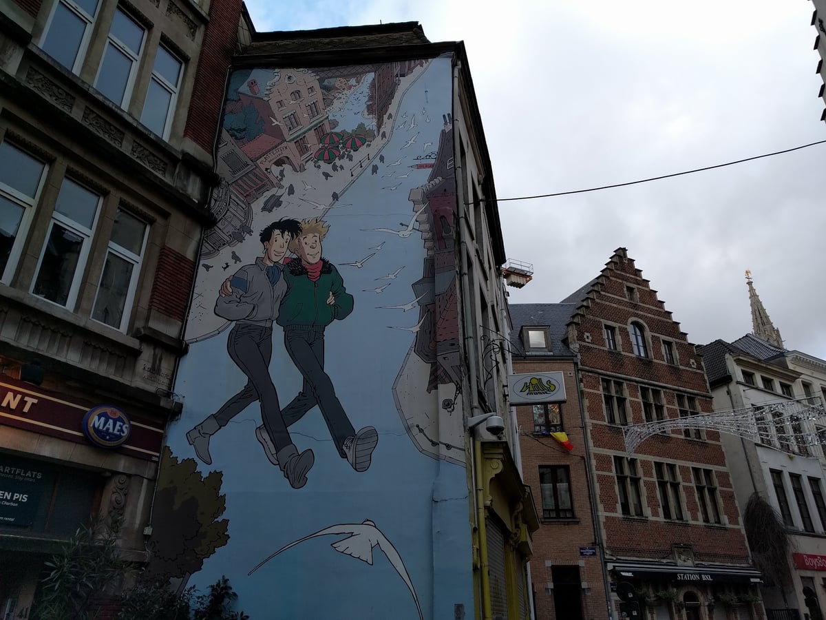 Mural de gran formato con personajes de cómic en un barrio alejado del centro de Bruselas
