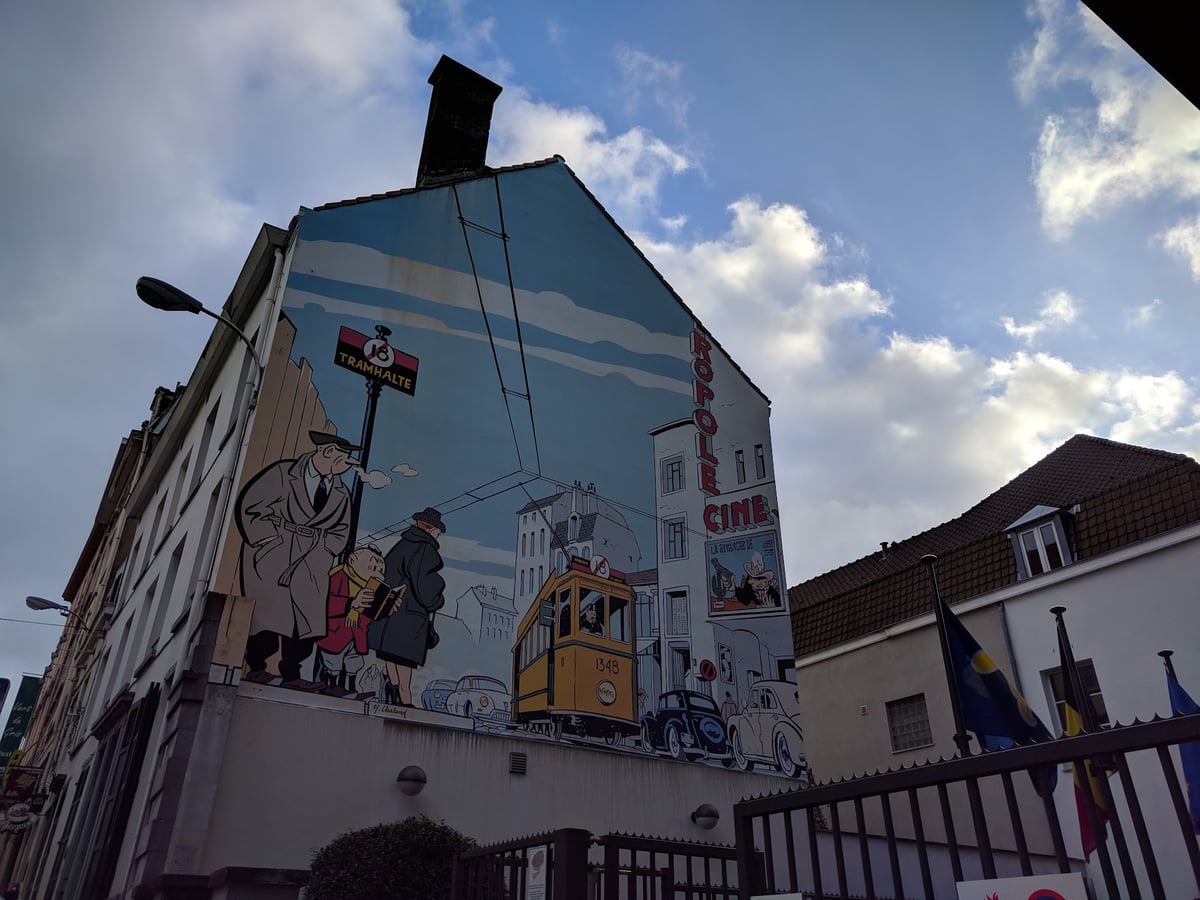 Mural de cómic pintado en una fachada del centro histórico de Bruselas