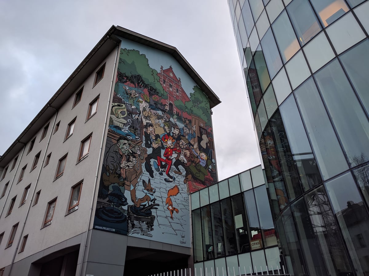 Fachada con un mural de personajes de historieta belga en Bruselas