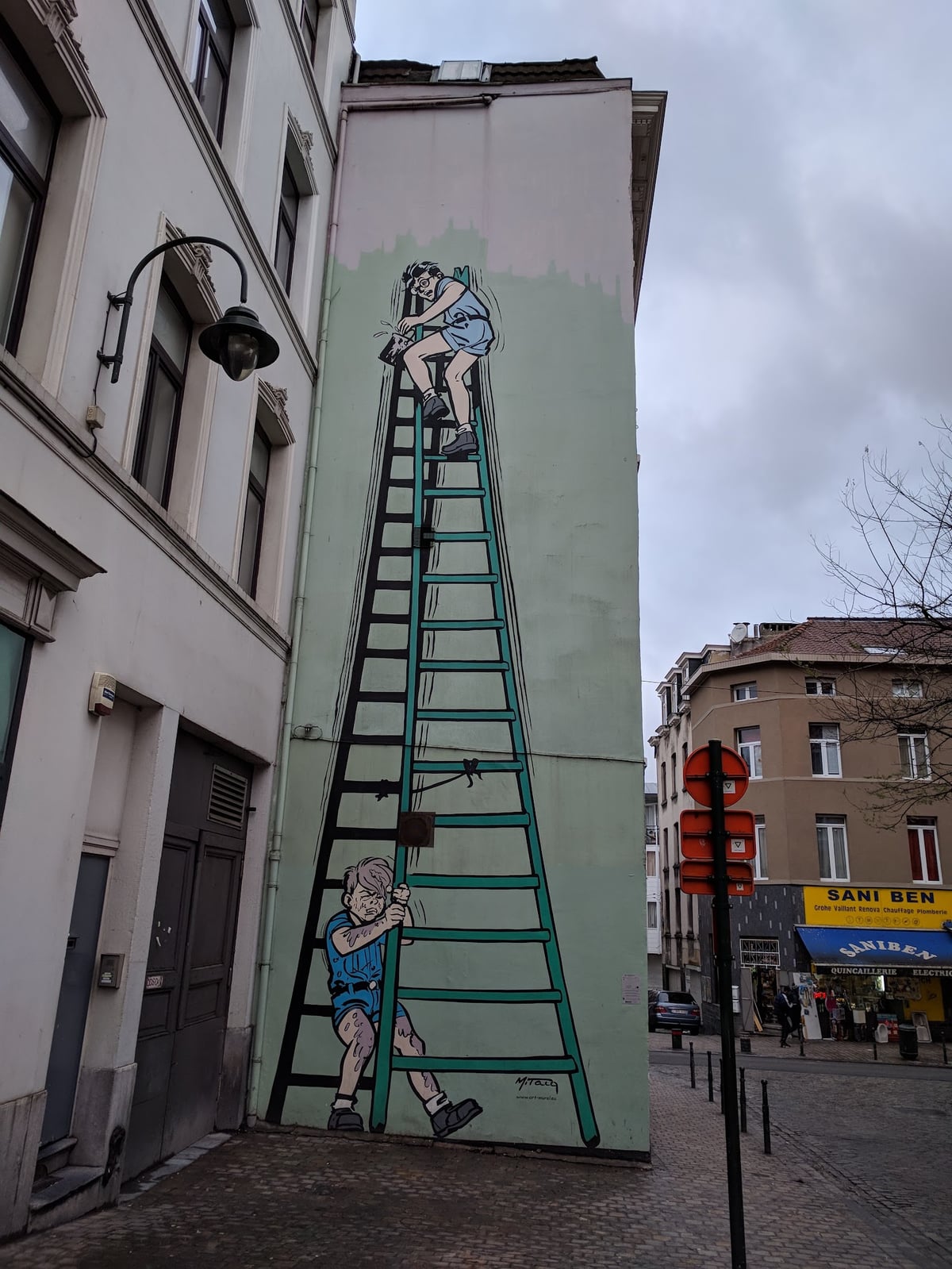 Mural de gran formato de cómic en una calle de Bruselas