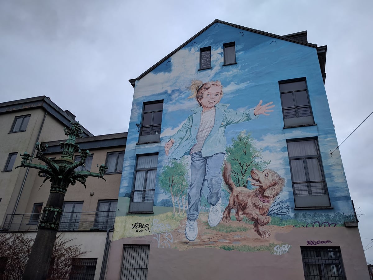 Fachada con mural de Tintín en una calle de Bruselas