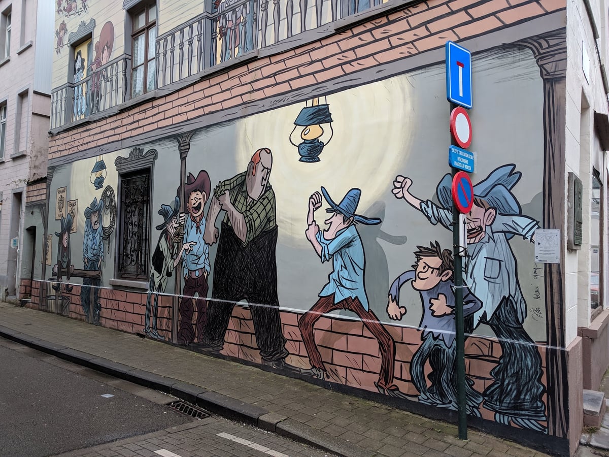 Mural de gran formato con personajes de cómic belga en Bruselas