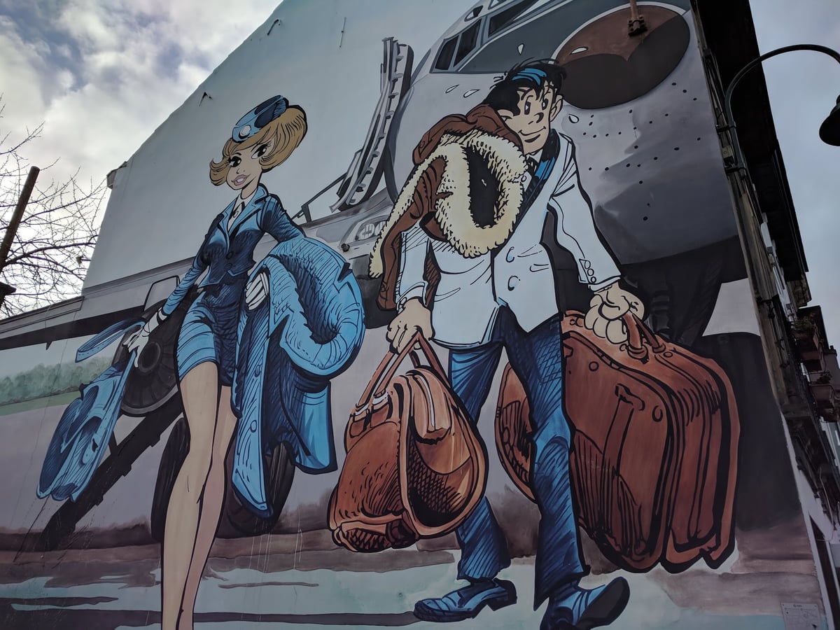 Edificio de apartamentos de Bruselas con un mural de cómic en su medianera