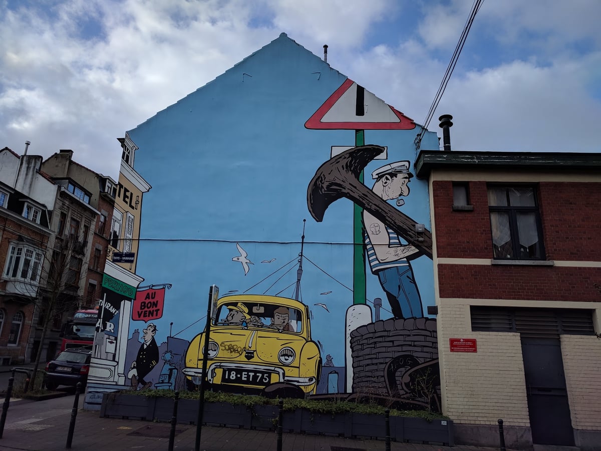 Mural de cómic de gran formato pintado sobre ladrillo en Bruselas