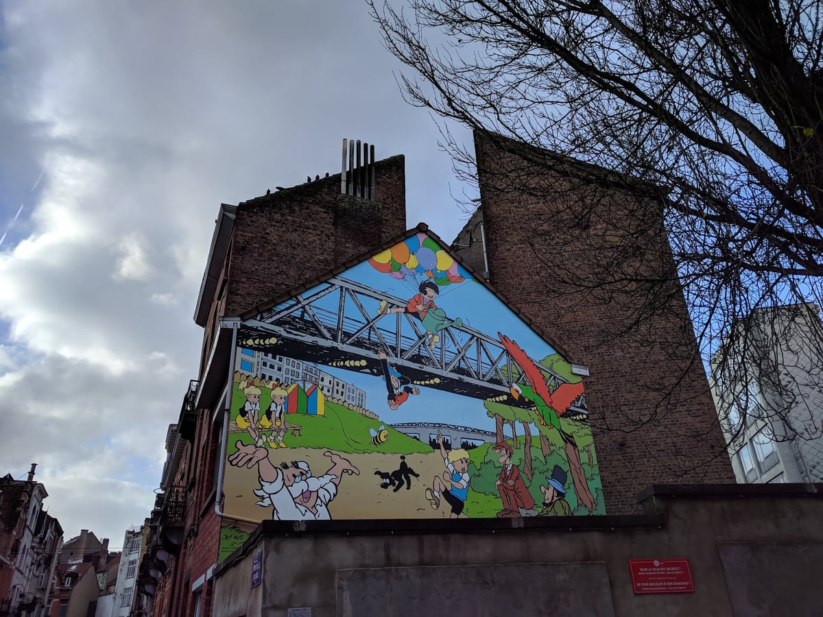 Fachada de un edificio de Bruselas con un mural de historieta belga