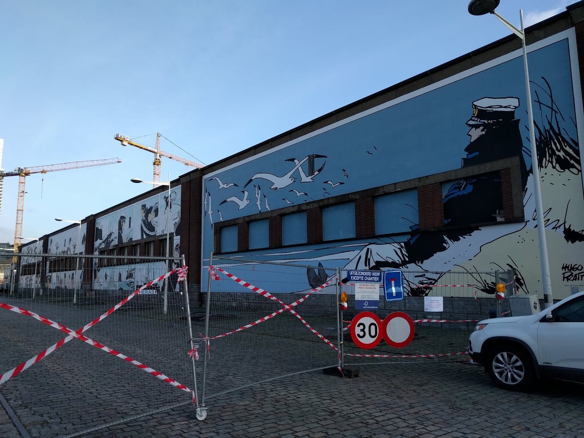 Mural de cómic en una pared medianera de Bruselas