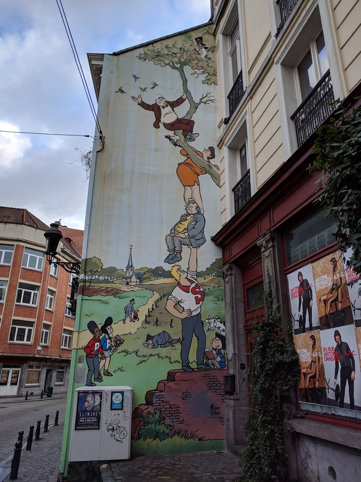 Mural de cómic descubierto en una callejuela del Îlot Sacré de Bruselas