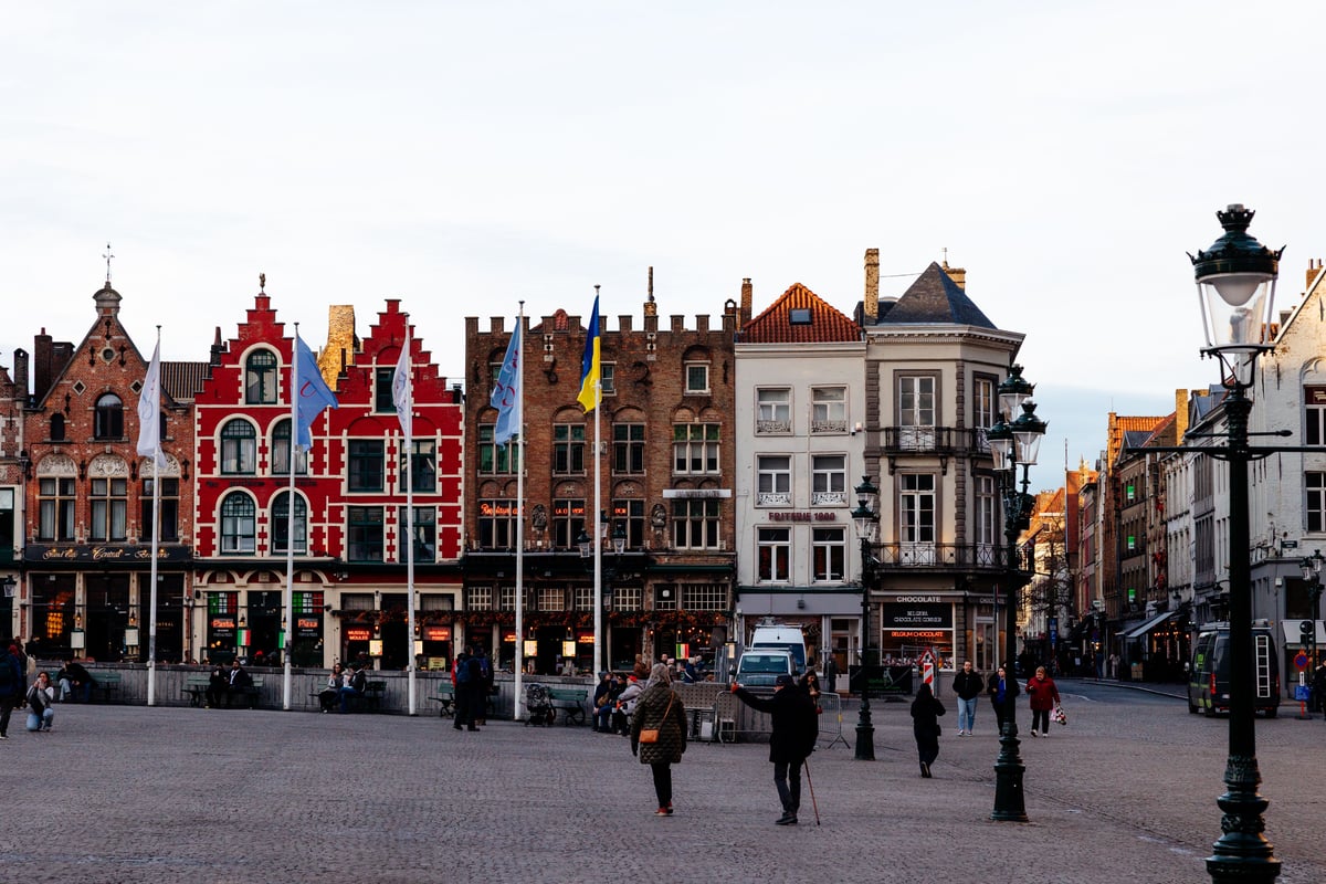 Coloridos edificios históricos en la plaza Markt de Brujas, Patrimonio de la Humanidad por la UNESCO.