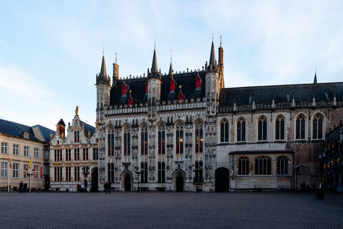Arquitectura gótica histórica del Ayuntamiento de Brujas en la región de Flandes, Bélgica, durante el crepúsculo.