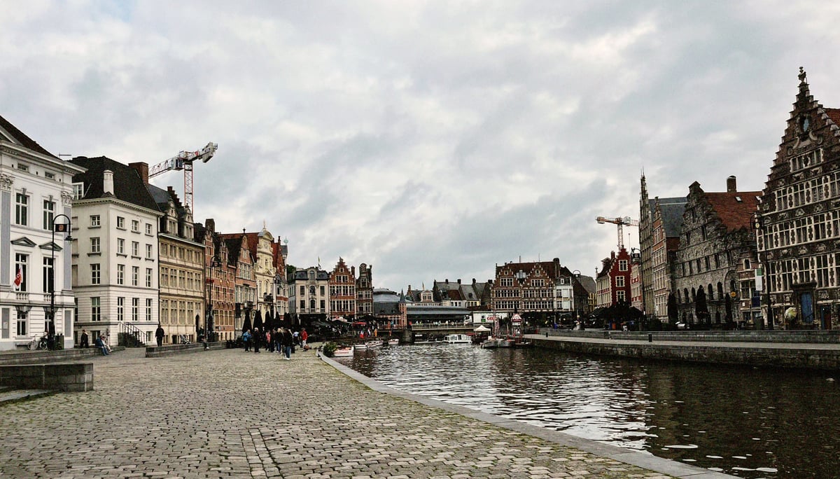 Gante, Bélgica, con su impresionante arquitectura medieval y tranquila escena de canal.