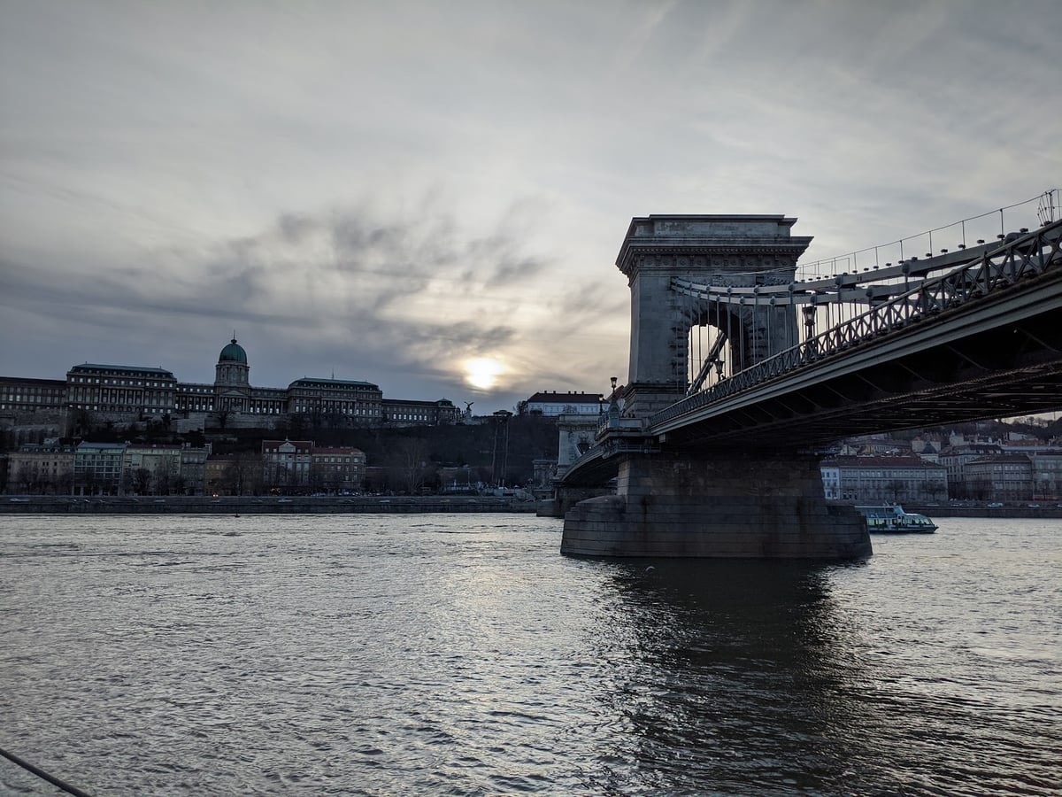 Parlamento de Budapest junto al río Danubio