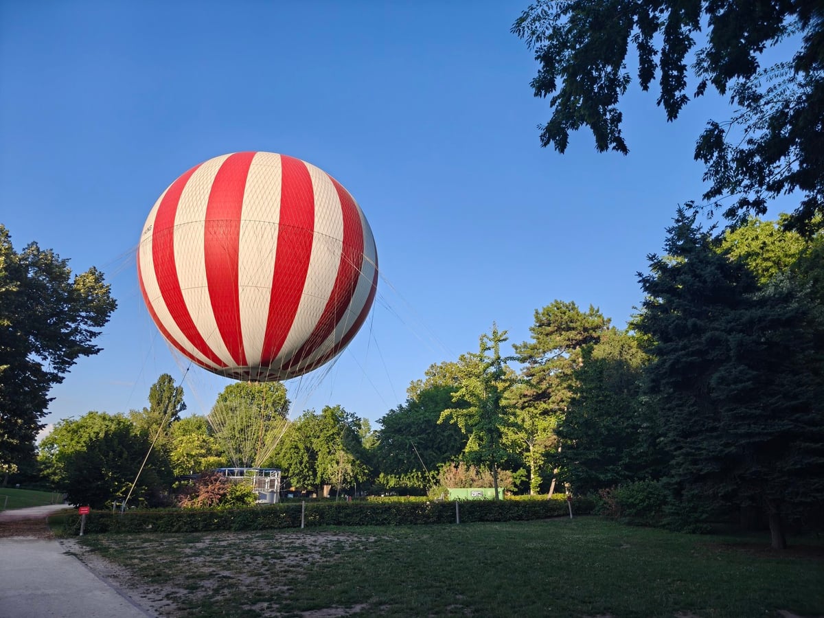 La fachada amarilla neobarroca de los baños Széchenyi, vista desde el exterior