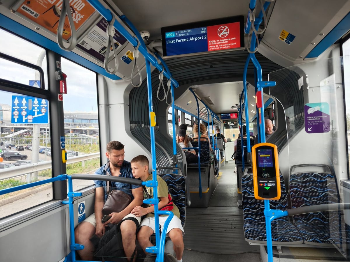El autobús 100E que conecta el aeropuerto de Budapest con el centro