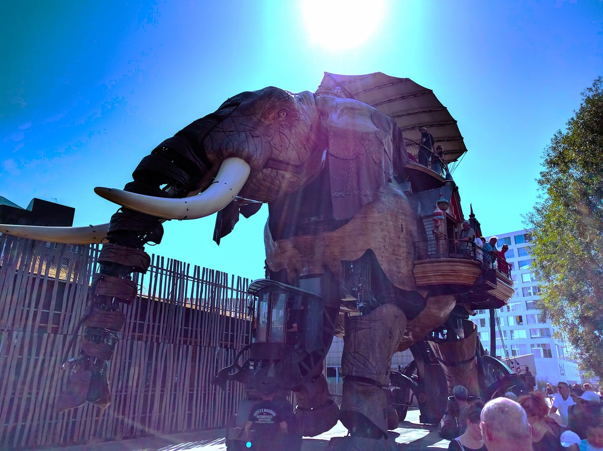 El Gran Elefante mecánico de Les Machines de l'Île en Nantes, con pasajeros en la plataforma de su lomo.