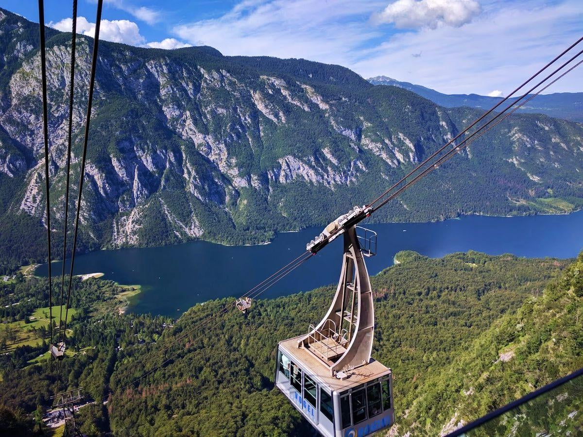 El lago Bohinj visto desde la estación superior del teleférico Vogel, con el agua verde encajada entre las montañas de los Alpes Julianos.