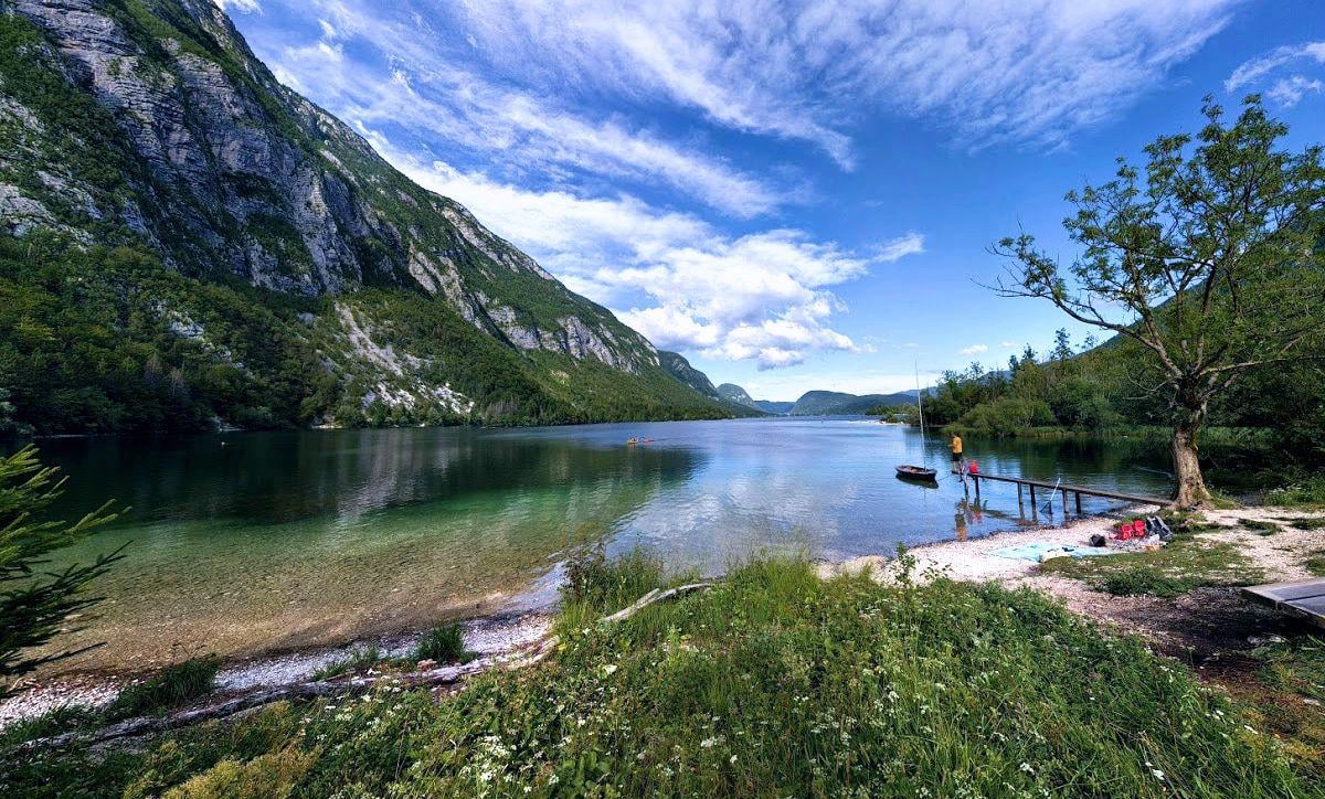 La orilla del lago Bohinj, el más grande de Eslovenia, con las montañas boscosas de los Alpes Julianos alrededor y mucha menos afluencia de turistas que en el vecino lago Bled.