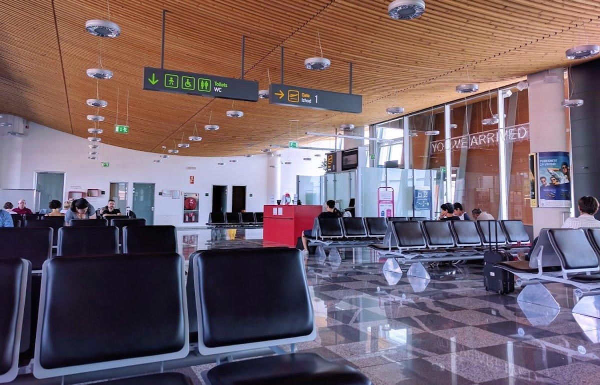 Interior del pequeño aeropuerto de Ljubljana, donde descubrimos que nuestro equipaje no había llegado con nosotros.