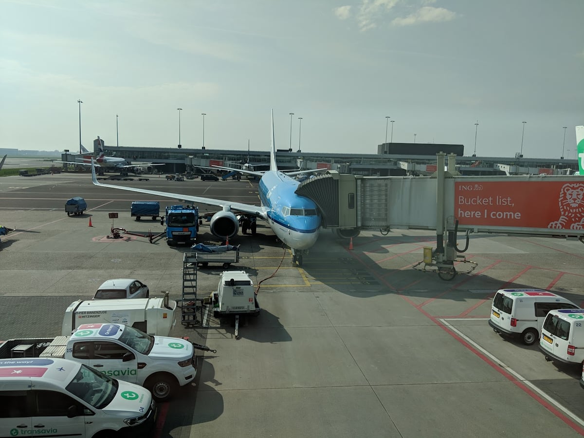 Foto de un avión en un aeropuerto