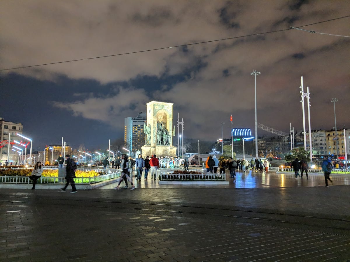 La plaza Taksim de noche.