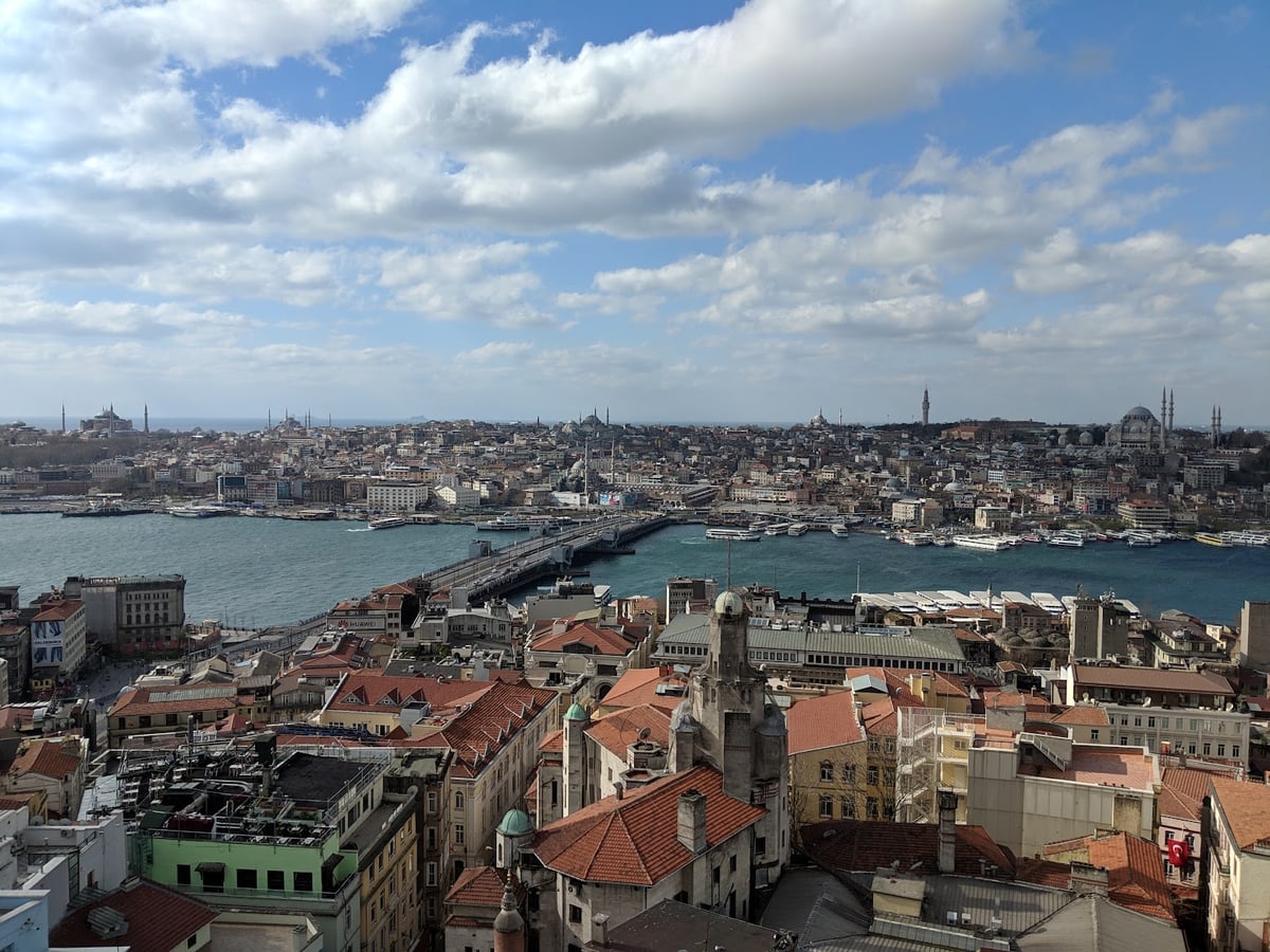 Santa Sofía vista desde la plaza de Sultanahmet, con su gran cúpula central y los cuatro minaretes recortados contra el cielo.