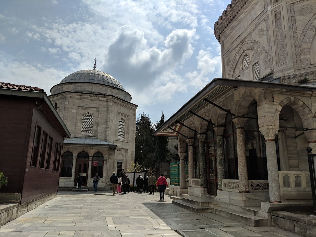 Calle, mezquita, monumento, paisaje o escena urbana de Estambul