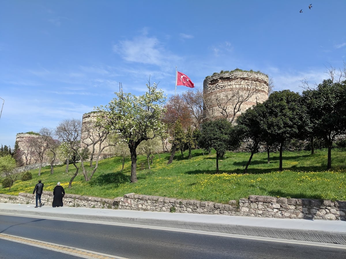 Calle, mezquita, monumento, paisaje o escena urbana de Estambul