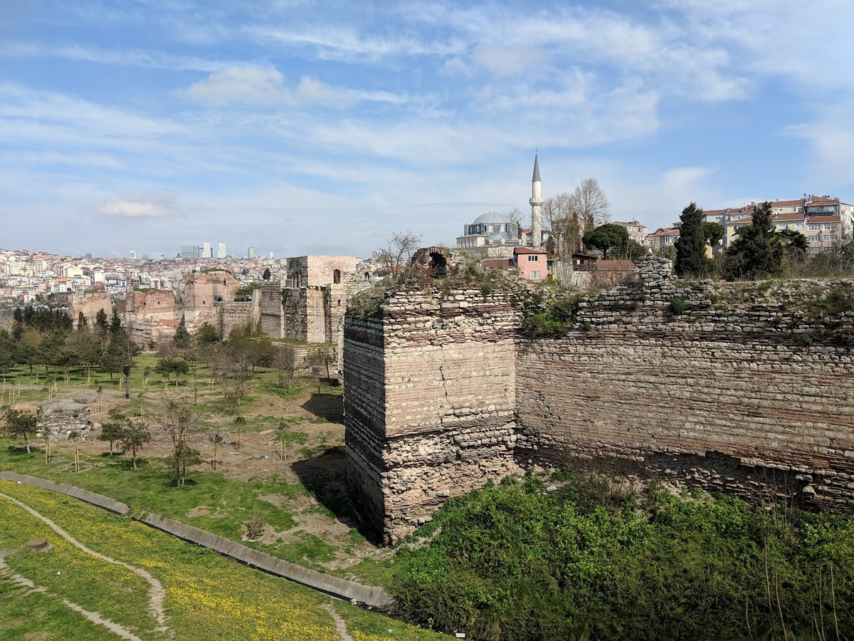 Calle, mezquita, monumento, paisaje o escena urbana de Estambul