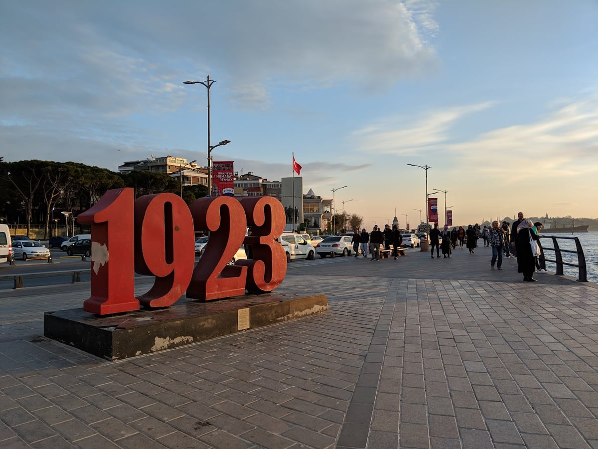 Escultura repreentando el año 1923 junto al mar