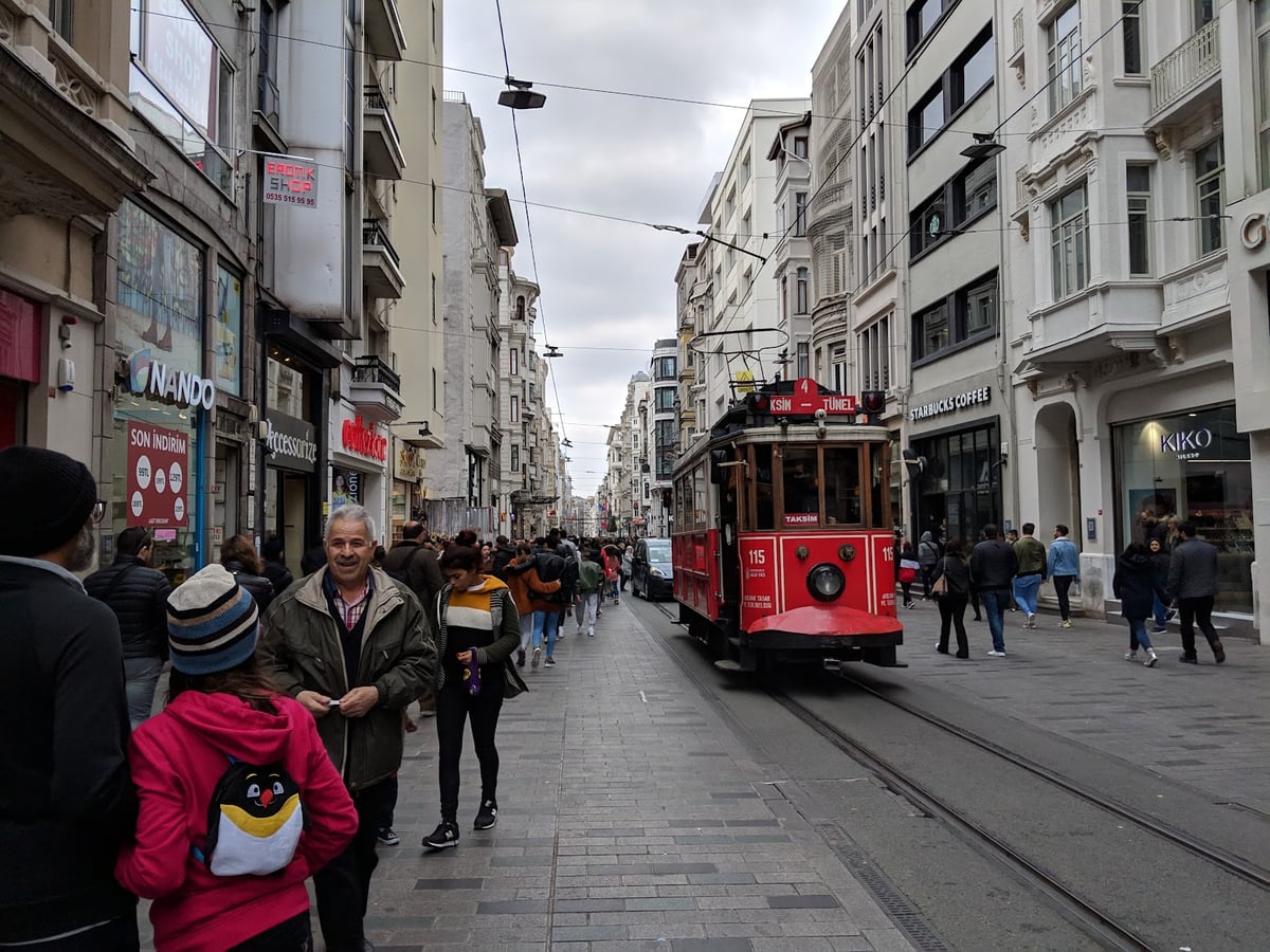 Bósforo y perfil urbano de Estambul vistos desde un barco