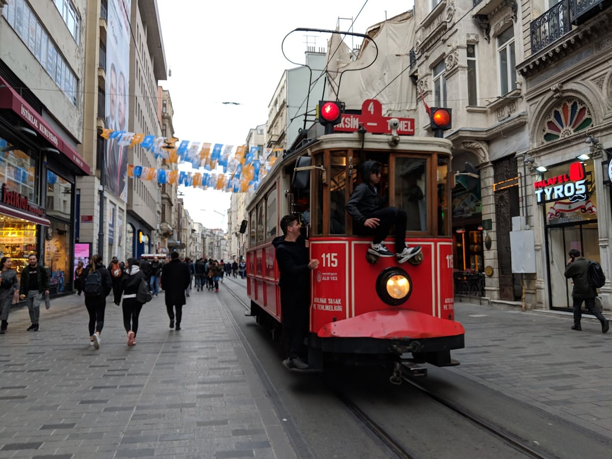 Tranvía lleno de turistas.