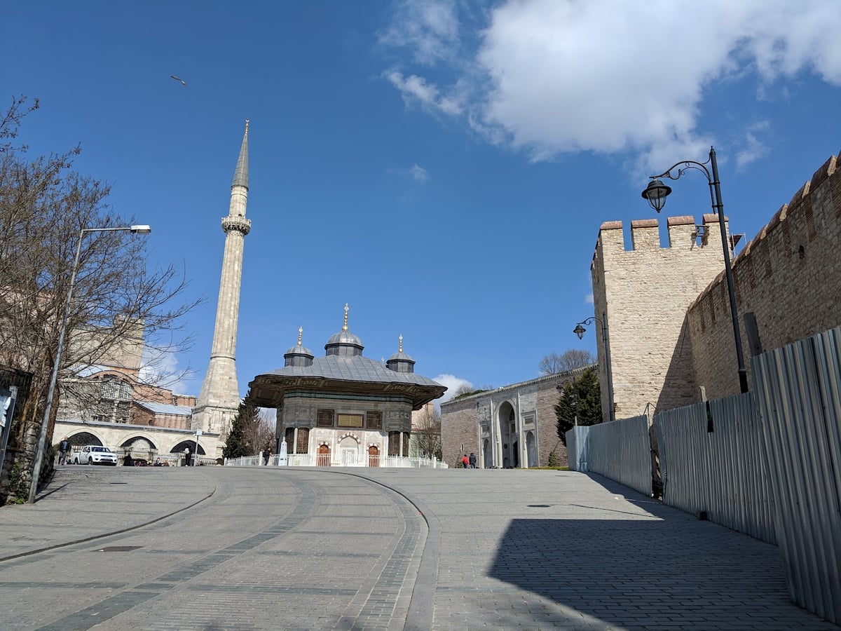 La puerta de entrada al primer patio del complejo de Topkapi, antigua sede del poder del Imperio Otomano.