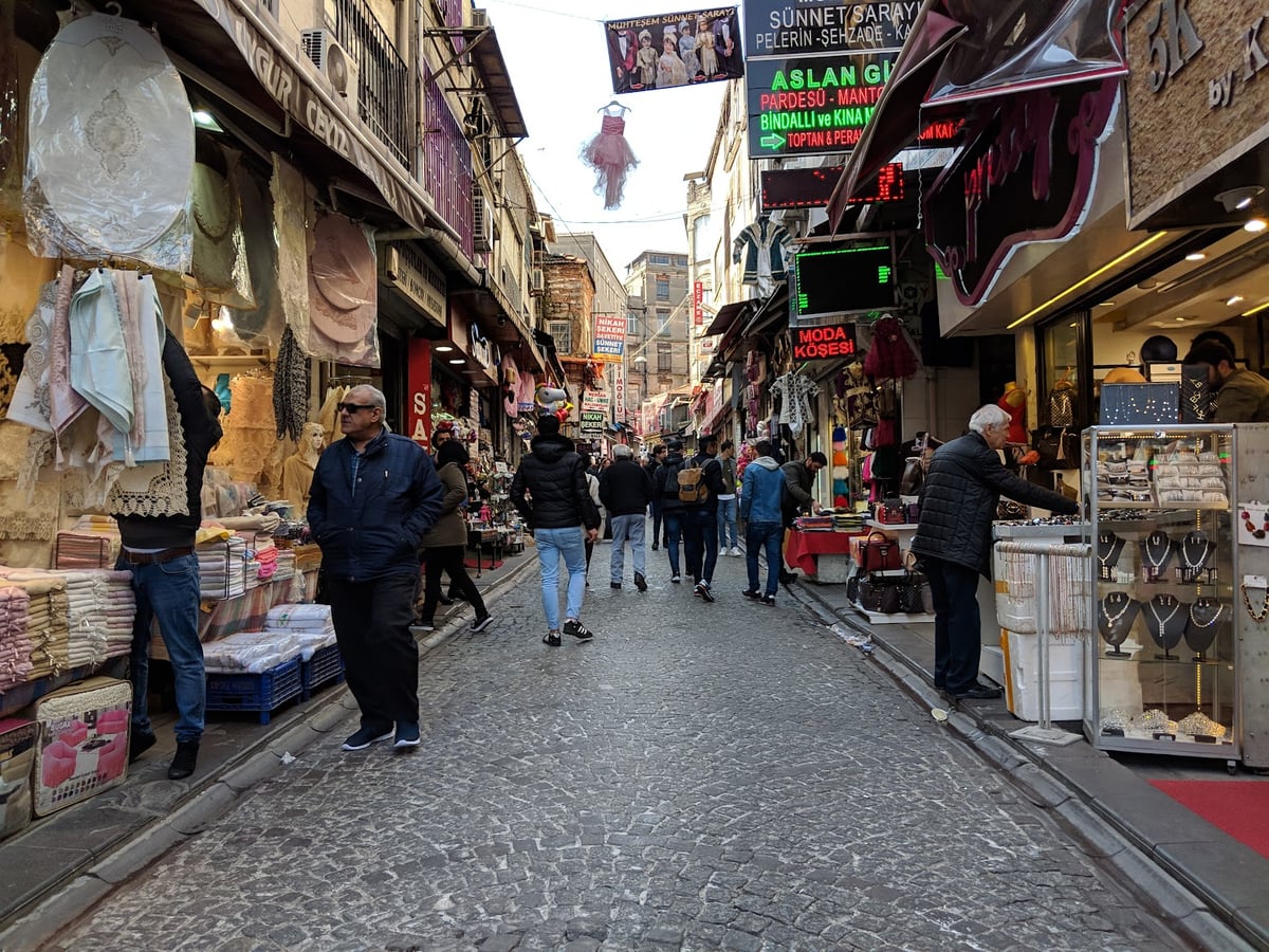 Calle, mezquita, monumento, paisaje o escena urbana de Estambul