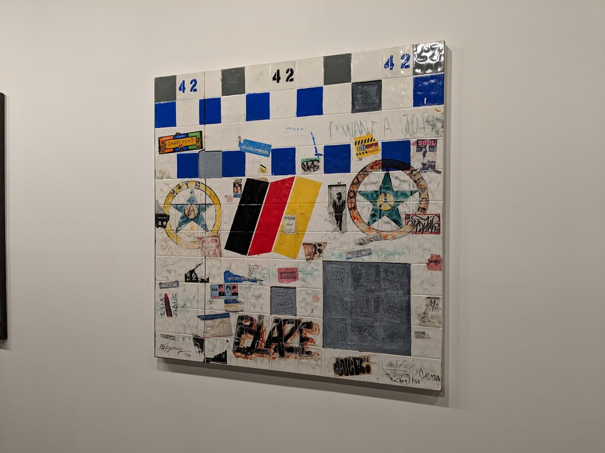 Cuadro de arte moderno colgado en la pared de un museo