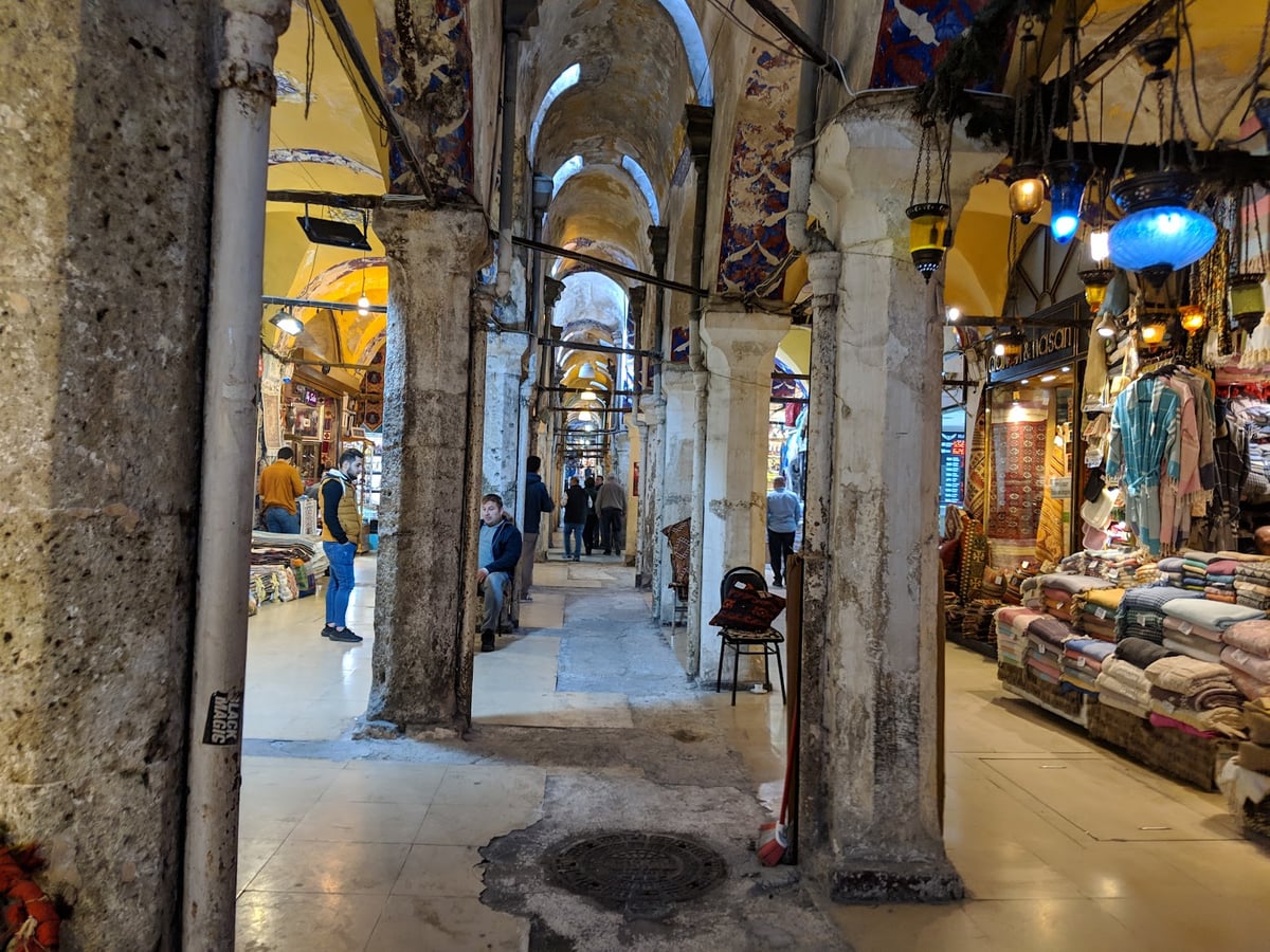 Una de las calles cubiertas del Gran Bazar de Estambul, con las bóvedas de piedra del siglo XV y los puestos organizados por gremios.