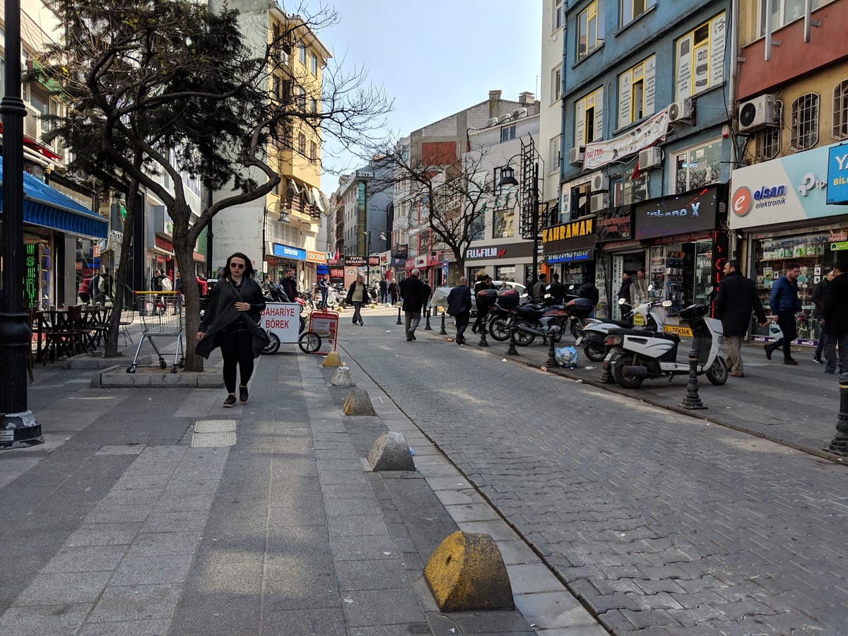 Una calle de Estambul, con las tiendas abriendo a media mañana.
