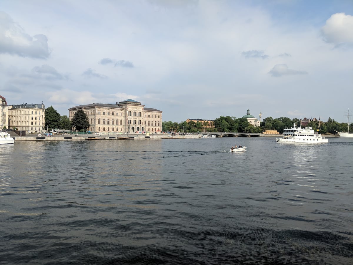 Un barco de pasajeros navegando por Riddarfjärden con los edificios de Estocolmo al fondo