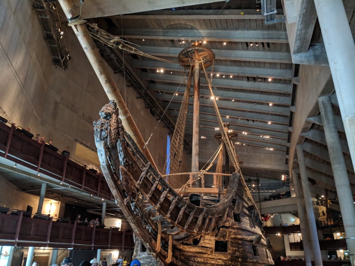 La proa del Vasa, el navío de guerra del siglo XVII recuperado del fondo del mar, vista desde uno de los niveles del museo