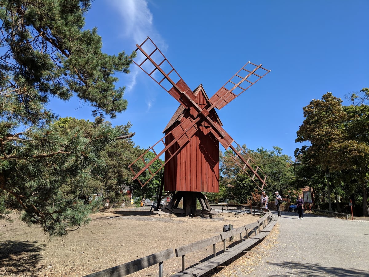 Un molino de viento de madera tradicional sueco en Skansen, bajo un cielo despejado