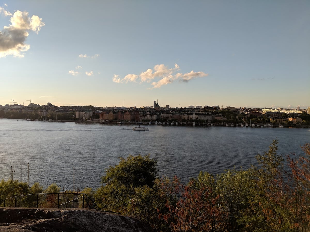 Vista de Estocolmo desde Skinnarviksberget al atardecer, con el agua y la ciudad iluminadas por la luz dorada
