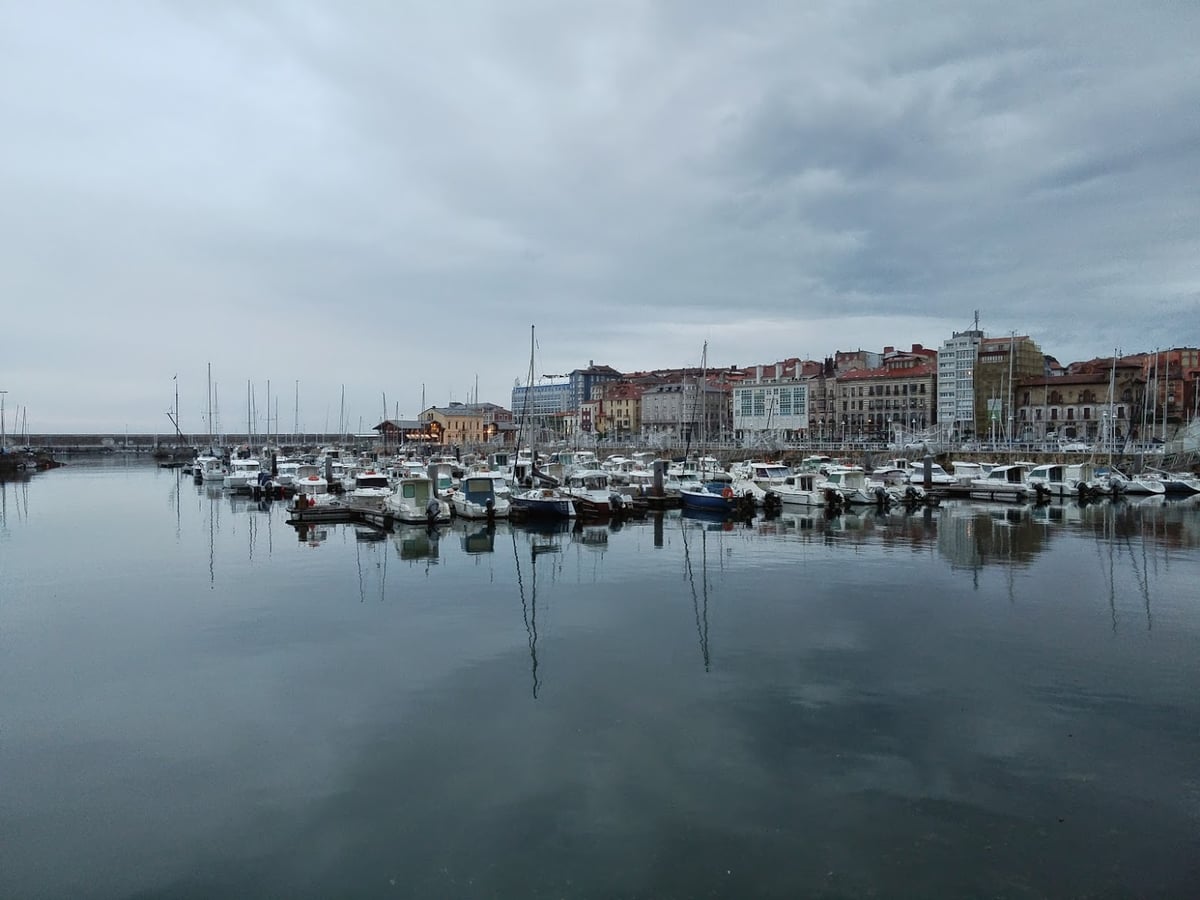 Playa de San Lorenzo de Gijón junto al paseo marítimo