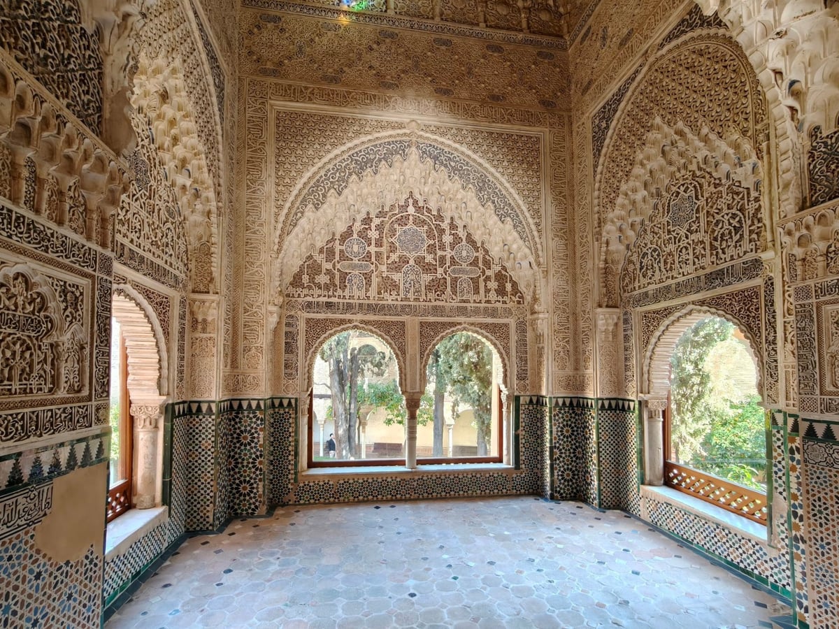 Albaicín de Granada con la Alhambra y Sierra Nevada al fondo