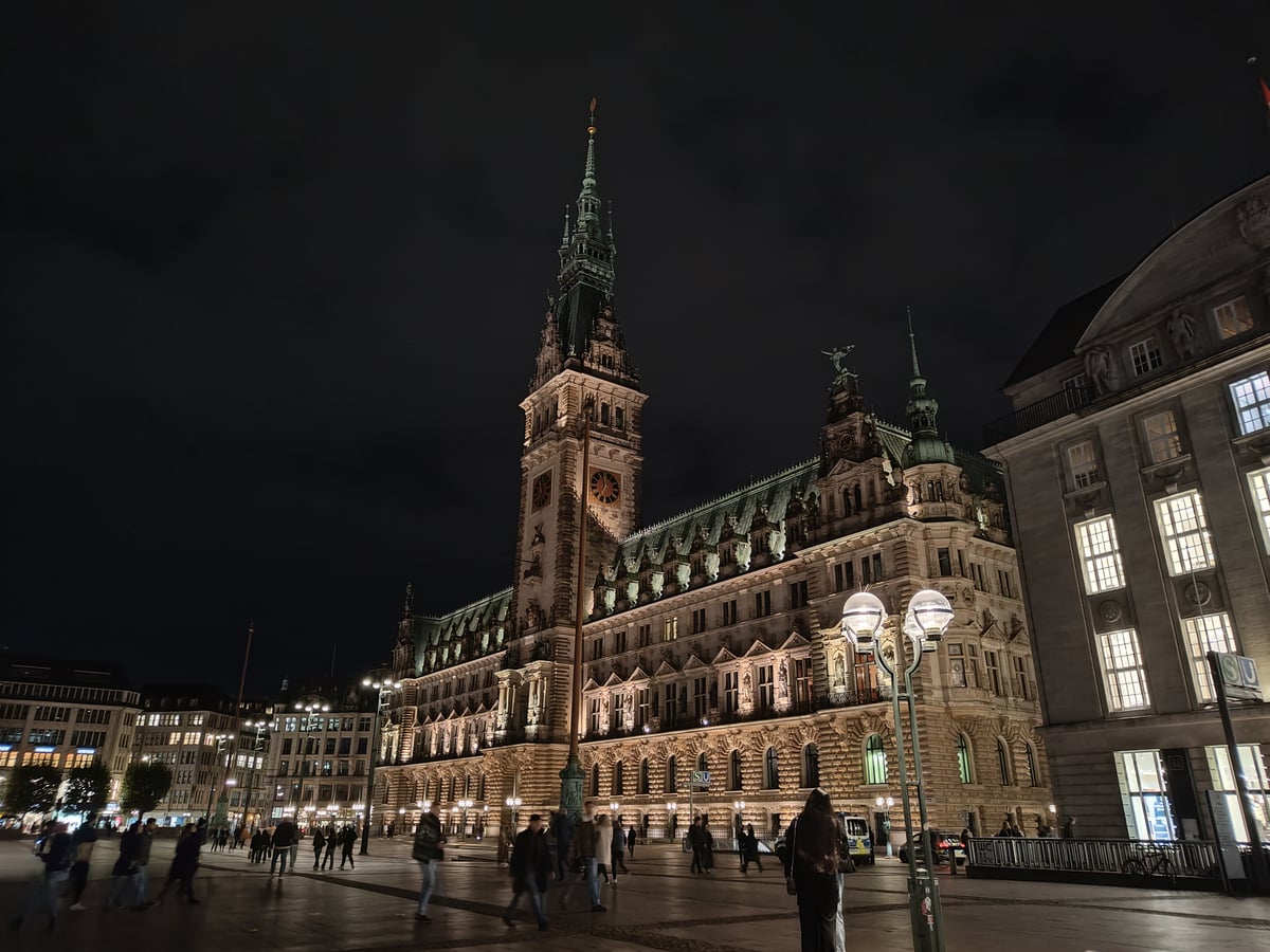 La fachada neorrenacentista del Ayuntamiento de Hamburgo, el Rathaus.