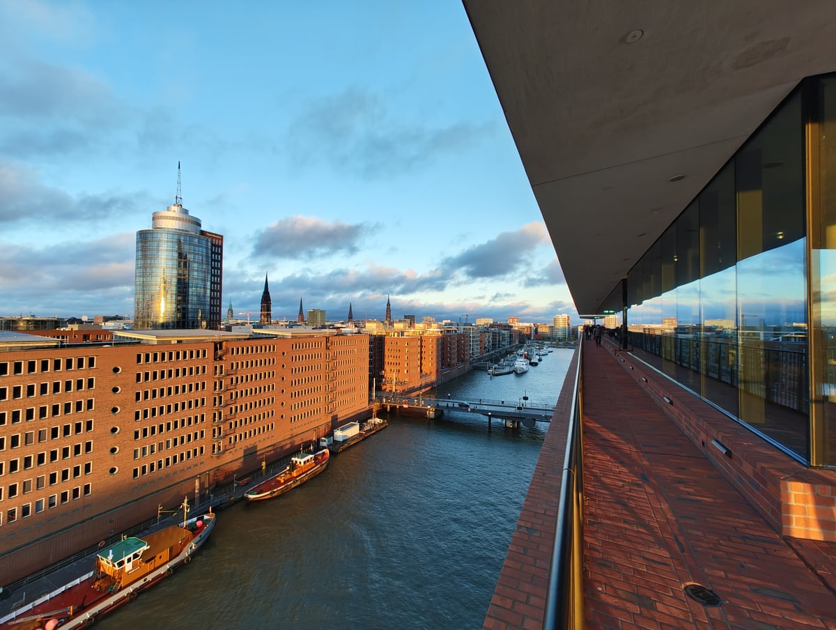 Speicherstadt de Hamburgo con almacenes históricos de ladrillo.