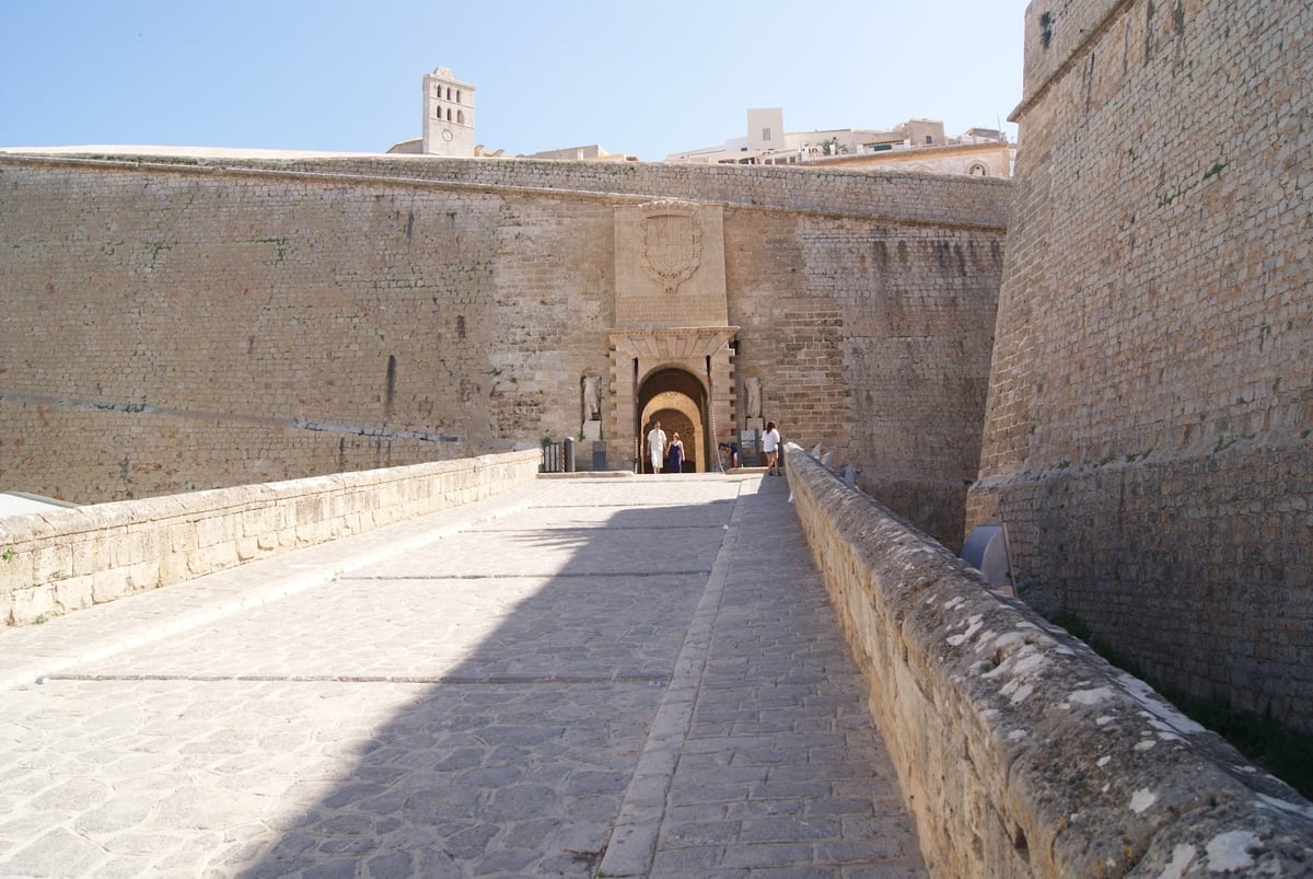La catedral de Santa María de las Nieves, en lo alto de Dalt Vila