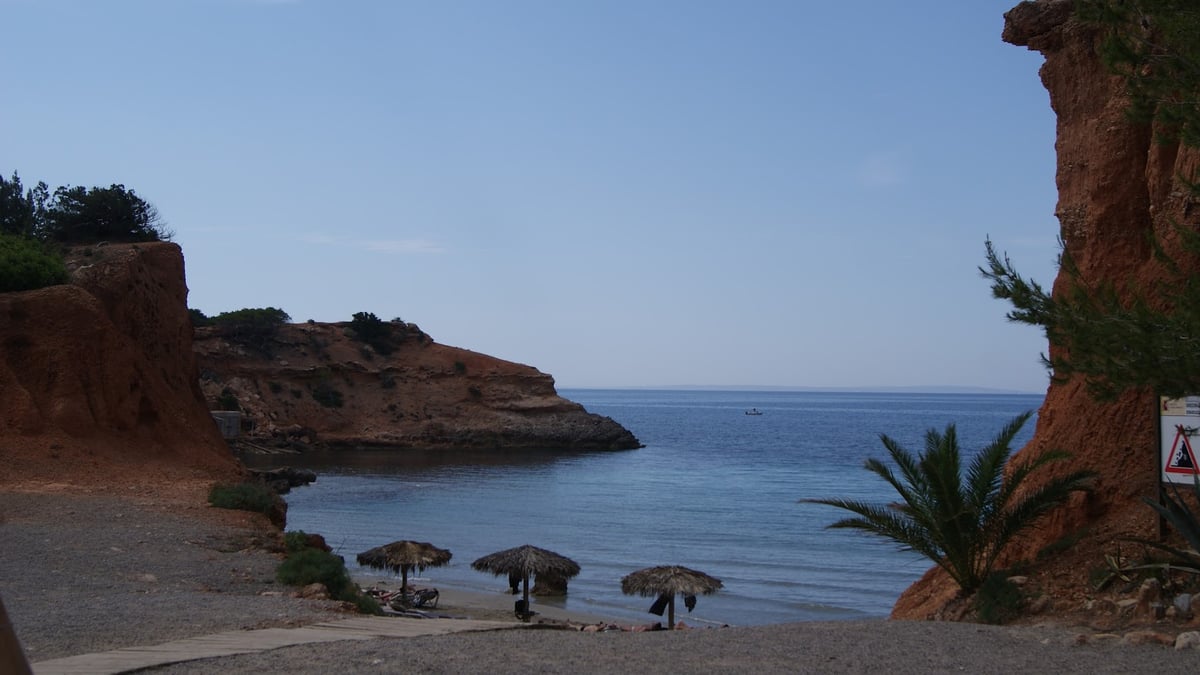 Restos del asentamiento fenicio de Sa Caleta sobre la península rocosa