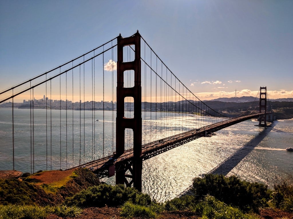 Foto con el puente del Golden Gate en primer plano y la ciudad de San Francisco al fondo